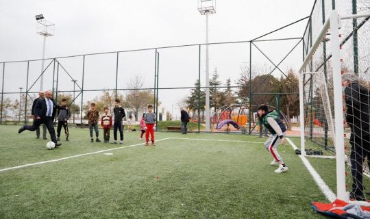 Cevher Dudayev Parkı’nda ilk penaltı Başkan Söğüt’ten