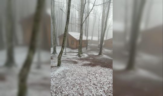 GÖLCÜK’ÜN TURİZME AÇILAN PENCERESİ ERİKLİTEPE BEYAZ ÖRTÜYLE KAPLANDI