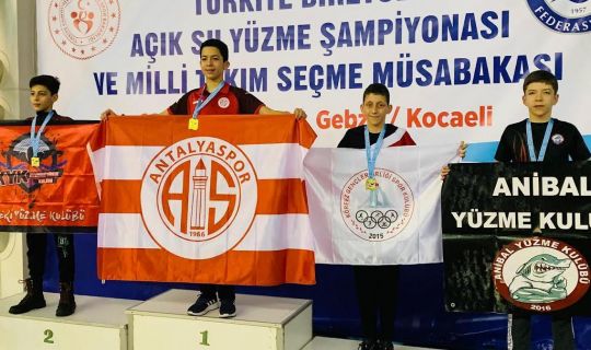 Körfez’den iki milli yüzücü çıktı