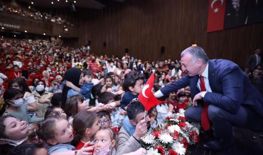 Başkan Büyükakın çocukların 23 Nisan sevincine eşlik etti