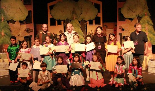 TİYATRO FESTİVALİ BAŞLADI! ALKIŞLAR MİNİK OYUNCULARA TİYATRO FESTİVALİ BAŞLADI! ALKIŞLAR MİNİK OYUNCULARA