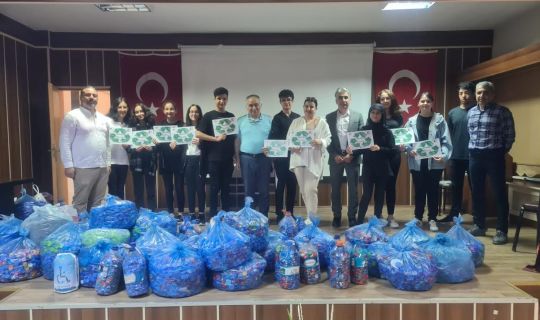 500 kilogram kapak ve plastik topladılar 500 kilogram kapak ve plastik topladılar