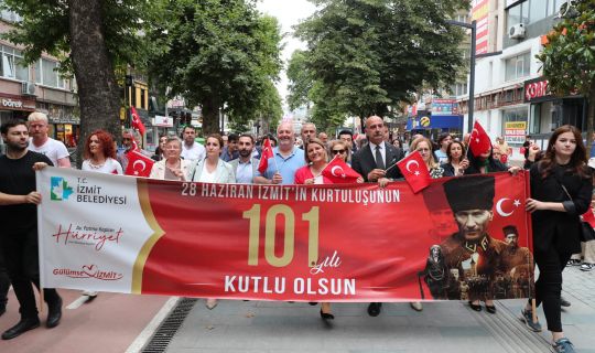 İzmitliler Kurtuluş Kortejinde buluştu