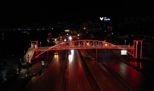 Kocaeli’nin üst geçitleri kırmızı renkle ışıklandırıldı