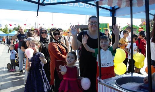 İzmit Kent meydanında ‘bayram şenliği’ çocukların yüzünü güldürdü