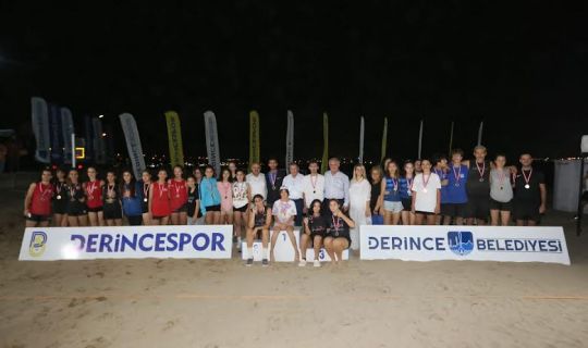 Derince’de Plaj Voleybolu Rüzgarı Esti Derince’de Plaj Voleybolu Rüzgarı Esti