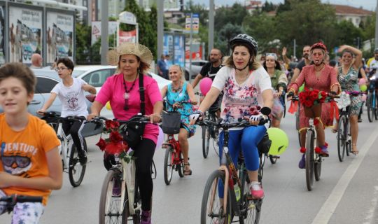 Süslü Kadınlar Bisiklet Turu İzmit’in Sokaklarına renk kattı