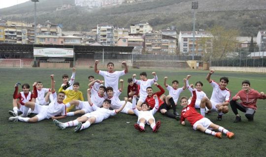 Körfez Gençlerbirliği U-14 namağlup şampiyon Körfez Gençlerbirliği U-14 namağlup şampiyon