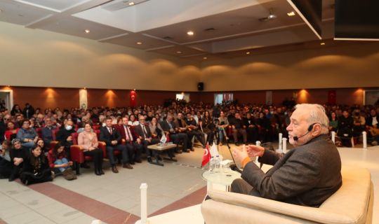 Atatürk’ün İzmit ziyaretinin 100. Yılında  Gençlerden İlber Ortaylı’ya yoğun ilgi 