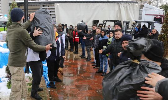 GÖLCÜKLÜLER TIRLARI YARDIM DOLDURMAYA DEVAM EDİYOR