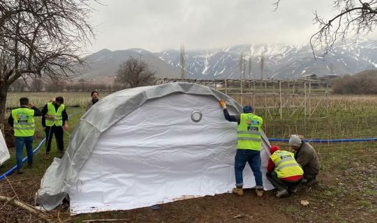 İzmit Belediyesi depremzedelerin çadır ihtiyacını karşılamaya devam ediyor