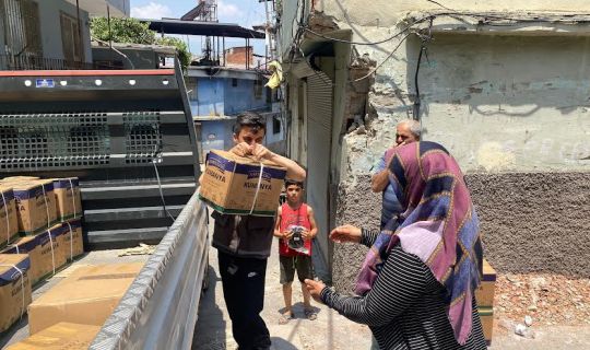 GÖLCÜK BELEDİYESİ, DEPREM BÖLGESİNDE YARDIMLARINI SÜRDÜRÜYOR