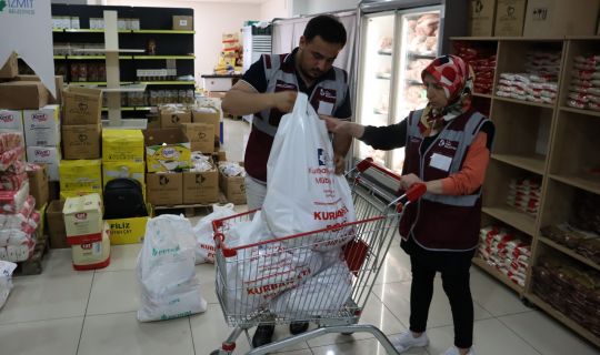 İzmit Belediyesi, bu Kurban Bayramında da ihtiyaç sahibi ailelerin yüzünü güldürdü