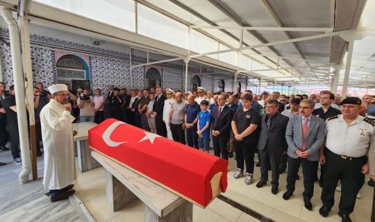 KAYMAKAM ÖZDEMİR, SON YOLCULUĞUNA GÖLCÜK’TEN UĞURLANDI