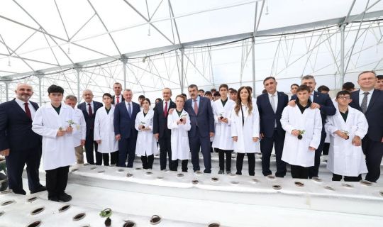 Kocaeli’de öğrenciler, topraksız tarım Ar-Ge serasında çilek yetiştiriyor