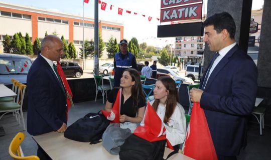 Körfez Belediyesi, Cumhuriyetin 100. Yılı için bayrak dağıttı