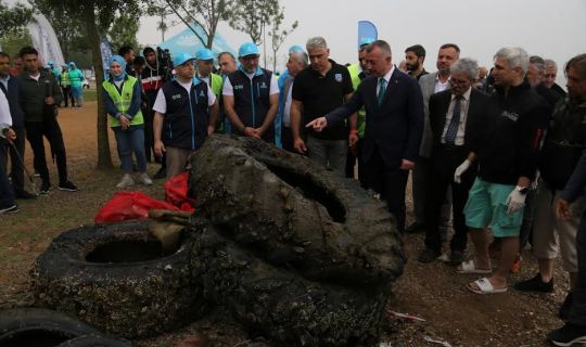 Dere, deniz ve kıyılardan 49 kamyon katı atık