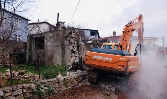 Körfez'de Tehlike arz eden binalar yıkıldı