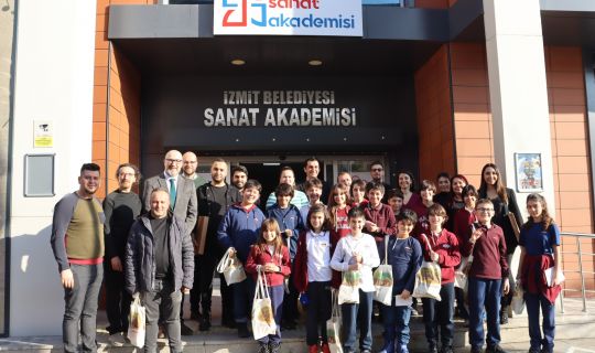 İzmit Belediyesi, çocukları sanatla buluşturmaya devam ediyor