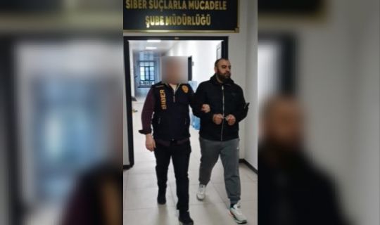 Siber suçundan. aranan şahıs yakalandı.