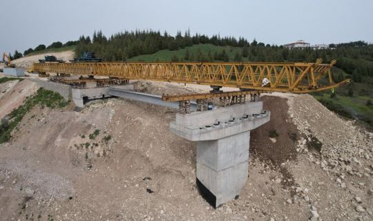 Dilovası, Devlet Hastanesi Köprüsünde, kiriş montajı yapılıyor.