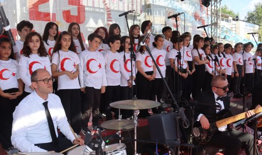 İzmit Belediye Meydanında, 23 Nisan coşkusu, etkinliklerle başladı.