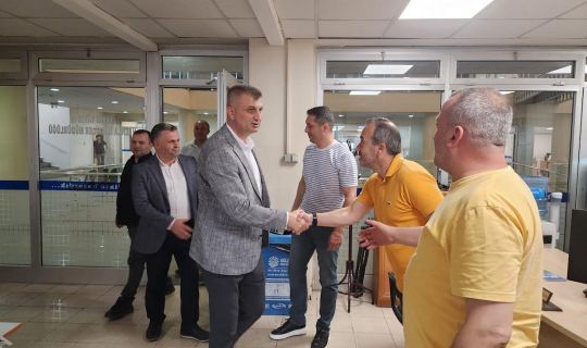 Başkan Sezer, Birimleri tek tek ziyaret ederek çalışanların bayramını kutladı
