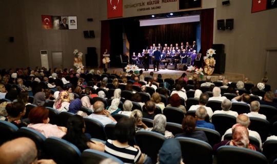Konserin sonunda izleyiciler, ayakta alkışladı