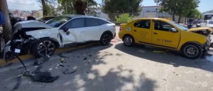 İzmit'te Taksi ile Otomobil Çarpıştı: 2 Yaralı