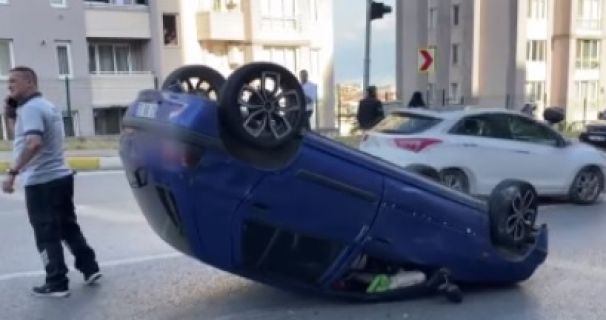 Otomobil Kaldırıma Çarpması Sonucu Takla Attı