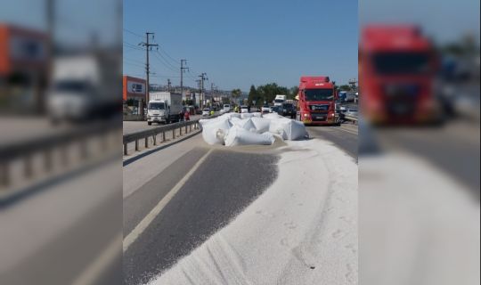 Plastik Ham Madde, Yola Döküldü: Ulaşım Aksadı