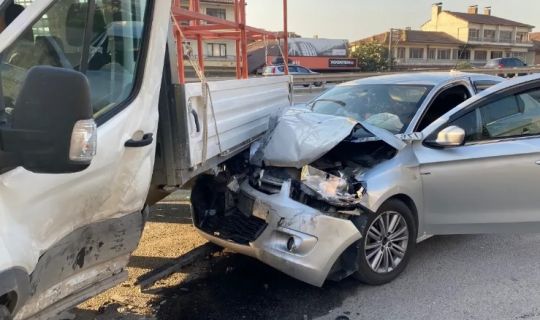 Kocaeli Körfez'de, Otomobil-Kamyonet Çarpışması: 2 Yaralı