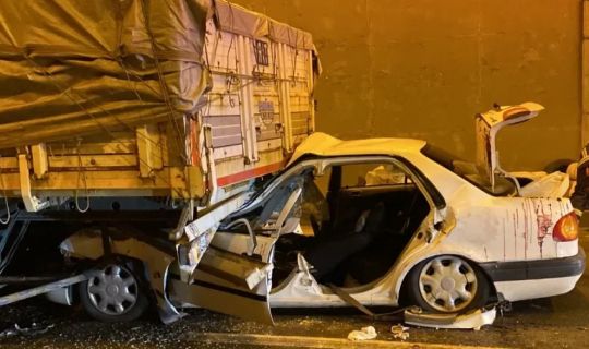 Kocaeli TEM Otoyolu'nda, Tırın Altında Kalan, Otomobildeki 2 Kişi Yaralandı