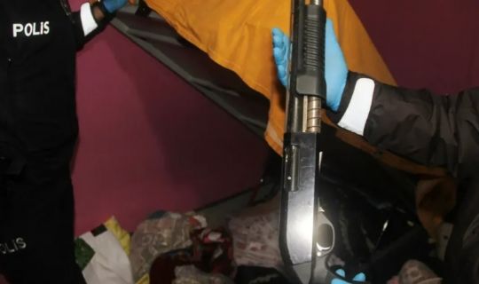 Kandıra'da Yapılan Operasyonda Silah ve Uyuşturucu Madde Ele Geçirildi