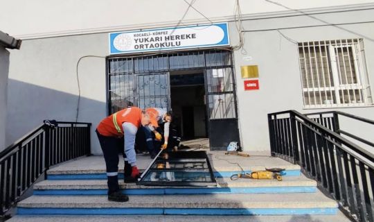 KÖRFEZ BELEDİYESİ, YUKARI HEREKETAOKULU'NDA ENGELLİ RAMPASI YENİLEDİ