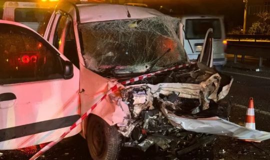 DERİNCE'DE TRAFİK KAZASI: OTOMOBİL İLE HAFİF TİCARİ ARAÇ ÇARPIŞTI
