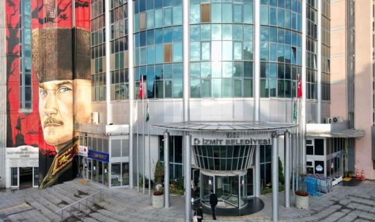 İZMİT BELEDİYESİ, PAZAR YERLERİNE ULAŞIM DESTEĞİ KESTİ: VATANDAŞLAR MAĞDUR