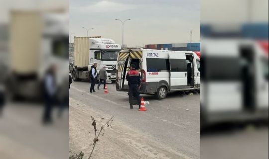 GEBZE'DE TIR İLE İŞÇİ SERVİSİ ÇARPIŞTI!
