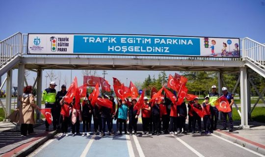 Trafik Eğitim Parkı'nda Çocuklar Türk Bayrağıyla Renkli Bir Kutlama etkinliği