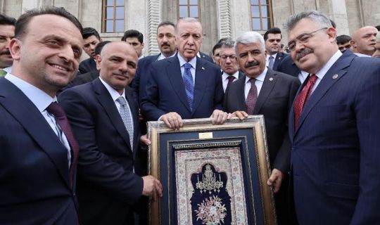 BAŞKAN SÖĞÜT, ANKARA'DA CUMHURBAŞKANI ERDOĞAN'A HEREKE HALISI HEDİYE ETTİ