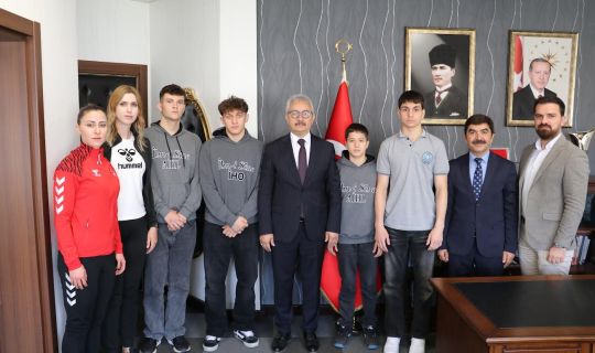Genç sporculardan, İl Millî Eğitim Müdürü,  Ömer AKMANŞEN'e ziyaret