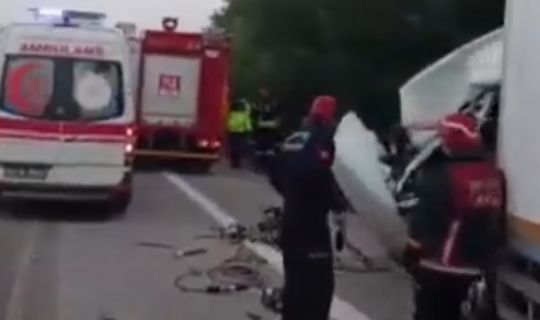 TIRA ARKADAN ÇARPAN KAMYON SÜRÜCÜSÜ HAYATINI KAYBETTİ