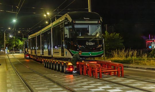 Kocaeli’de Tramvay Filosu Genişliyor: 7. Araç Raylara İndirildi
