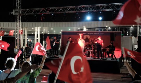 Zafer Meşalesi Milli İrade Meydanı’nda Gururla Yandı Zafer Meşalesi Milli İrade Meydanı’nda Gururla Yandı