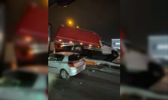 Gebze D-100’de Feci Kaza: Kamyonet Bariyerlere Uçtu
