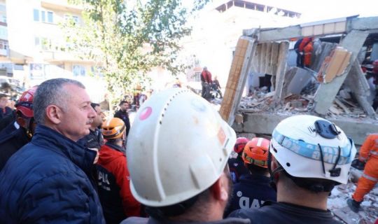 Gebze’de Bina Çöktü: Ekipler Enkaz Altındaki Vatandaşlara Ulaşmak İçin Seferber Oldu Gebze’de Bina Çöktü: Ekipler Enkaz Altındaki Vatandaşlara Ulaşmak İçin Seferber Oldu