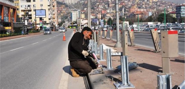 Adalet Köprüsü’ne oto korkuluk montajı 