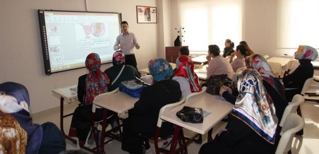 Anne Okulu’nda çocuklarını daha iyi tanımayı öğreniyorlar