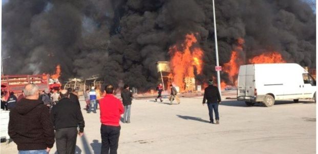  Başiskele 'de Hal Binasında Yangın: 31 İş Yeri Kül Oldu