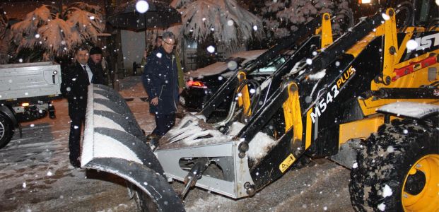  Başkan Ellibeş Gece Gündüz Kar Timleriyle Beraber  